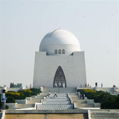 Quaid-e-Azam Mausoleum: Um monumento majestoso que homenageia o pai da nação Paquistanesa!